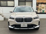 【BMWの伝統-1】BMWの特徴的な&ldquo;キドニーグリル&rdquo;は、80年以上続く伝統の形でございます。変わらないこだわりのデザインが、プレミアムブランド&ldquo;BMW&rdquo;を創り出します。