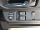 電動格納ミラーあり。駐車の時に便利です。パワーウインドウも付いてます。