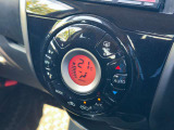 一度お好みの温度に設定すれば、車内の温度を検知し風量や温度を自動で調整。暑い&hellip;寒い&hellip;と何度もスイッチ操作をする必要はありません。快適な車内空間には必須の機能ですね。
