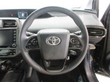 ステアリングから手を離さず、運転に集中したままオーディオ等の操作や安全装置の設定などが行えます。