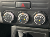 【オートエアコン】一度お好みの温度に設定すれば、車内の温度を検知し風量や温度を自動で調整。暑い&hellip;寒い&hellip;と何度もスイッチ操作をする必要はありません。快適な車内空間には必須の機能ですね♪