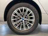 BMWの純正アロイホイールは軽量かつ強度にも優れているホイールで走行性能を引き上げる設計になっております。足元にもBMWは妥協がなくこだわっている個所になります。