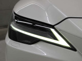 LEDヘッドランプにはアダプティブハイビームシステム「AHS」を採用。光検出カメラで車両検出をし、先行車や対向車に直接ハイビームを当てないように部分遮光します。