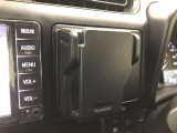 マルチホルダーです。スマートフォンやメモ帳などを置いておくのに便利です。プッシュすると小物入れが出現します。