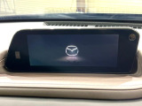 【8.8インチマツダコネクト】車内の雰囲気にマッチした大型のディスプレイ。スマホ接続でのナビ使用やBluetooth再生等、様々な機能が楽しめます。直感的なダイヤル操作が可能で、使い勝手も良好です。