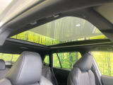 【ガラスルーフ】ガラスルーフ搭載で車内の解放感が一気にアップ!開放的なドライブをお楽しみいただけます。