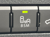 【ブラインドスポットモニター】走行中、ドアミラーの死角になりやすい箇所に後続車が接近するとサイドミラーのレンズに警告を表示!ドライバーに注意喚起をしてくれます。