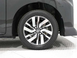 アルミホイールを装備、タイヤサイズは165/65R14です。