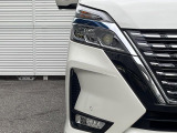 【LEDヘッドライト】悪天候や夜間走行時も良好な視界を確保し安心して運転できる高輝度LEDヘッドライトを装備!点灯速度が早く、消費電力も抑えられています。