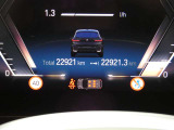 BMWヘッドアップディスプレイ:ドライバーが常に前方の道路状況に集中できるように装備され、現在の車速、ナビゲーション・システムによるルート案内の矢印表示などさまざまな情報をドライバーの視界内に表示します。