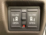 リアドアは乗り降りに便利な両側電動スライドドアです。また運転席に座っていながらスイッチ操作で自在にスライドドアを開け閉めできます。
