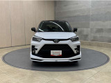 お車購入のポイントとなるフロントマスクです!シャープな目つきが印象的なデザインのヘッドランプです。