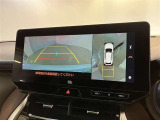 【パノラミックビューモニター&フロントビュー】見通しの悪い交差点やT字路などで車両前方と左右の状況確認をする為に車両上方と前方カメラからの映像を同時に表示するので周りがハッキリ確認でき安心です。