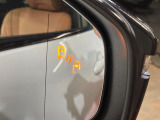 【ブラインドスポットモニター】走行中、ドアミラーの死角になりやすい箇所に後続車が接近するとサイドミラーのレンズに警告を表示!ドライバーに注意喚起をしてくれます。