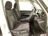 女性でも運転がしやすいように、シートの高さ調整機能(シートリフター)がついています。広い足元にゆったり座れるシートには肘掛も装備しており長距離の運転でも疲れにくいシートです。