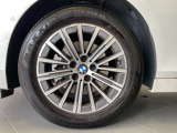 BMWの純正アロイホイールは軽量かつ強度にも優れているホイールで走行性能を引き上げる設計になっております。足元にもBMWは妥協がなくこだわっている個所になります。