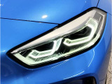 【LEDヘッドライト】先進のLEDテクノロジーを採用。放射される白色光の周波特性は太陽光に近く、バイキセノン・ヘッドライトを上回るコントラストで更に明るく輝きます!