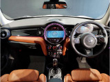 MINIの内装はとにかく『円』に拘ったデザインコンセプトが一目で伝わってきます。これほど円形に拘った車は他に御座いません。伝統のデザイン、トグルスイッチなど遊び心のある内装で御座います。