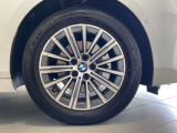 BMWの純正アロイホイールは軽量かつ強度にも優れているホイールで走行性能を引き上げる設計になっております。足元にもBMWは妥協がなくこだわっている個所になります。