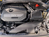 【BMWエンジン】革新的なガソリン・エンジン・テクノロジーによる高性能かつ高効率。レスポンスの良いパワーを発揮。常にスムーズな吸気を実現しアクセル開度にダイレクトに反応しドライビングを楽しく演出。