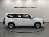 【まるごとクリーニング】シートを取り外し、車内を徹底洗浄。隅々まで丁寧に仕上げています。