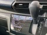 ■革巻きシフトノブ/変速ショックの無いCVT(無段変速車)インパネシフトで、スムーズなシフト操作とサイドウォークスルーも可能です!