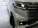 鋭く前方を照らす、LEDヘッドライト。遠くまで視界が開けることで、より安心したストレスのない走行を、提供してくれます。