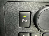 コーナーセンサーを車の前後に装備。障害物までの距離に応じて警告音を変えてお知らせ。縦列駐車時や駐車場・車庫などでの取り回しをサポートします。詳細は販売店スタッフまでおたずねください。