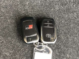 スマートキー2本付き!キーをポケットやカバンに入れておくだけでドアの施錠・開錠やエンジンスタートの操作が簡単です!キーにもロゴがあしらわれており、出かける時の気分が上がります♪