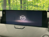 【12.3インチマツダコネクト】車内の雰囲気にマッチした大型ディスプレイ。スマホ接続でのナビ使用やBluetooth再生等、様々な機能が楽しめます。直感的なダイヤル操作が可能で、使い勝手も良好です。