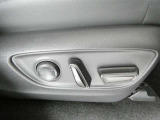 運転席のシート調整を電動で調整できます。無段階調整なので、どなたにもピッタリの調整が可能です。