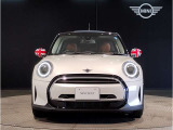 MINIのフロントグリルのデザインはイギリスで生まれた当初から、シルバーのサイドバーが折り重なった伝統的なデザインで御座います。その伝統はBMWのお車になってからでも少しずつ形を変えて守られております
