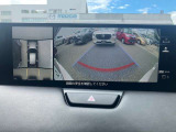 360&deg;ビューモニターでは、両サイドとフロント、バックカメラの合成で、あたかも上空から見下ろした様に周囲を確認して頂けます。駐車場だけでなく、T字路等でも活躍のアイテムです!