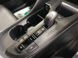 【E-Four(電気式4WDシステム)】加速時や雪路等の滑りやすい路面でスムーズに4WD状態へ切り替え、発進性、走行安定性をアシスト!機械式4WDとは機構・性能が異なります。機能の詳細は展示店舗まで!