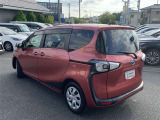 ハイブリッドならではの装備。EVスイッチを押すとモーターのみの走行ができますよ。モーターで駆動するのでガソリンエンジンと比べると静かなので、早朝や深夜など大きな音を出さずに運転できます。