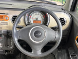 インテリアに合わせたデザインのステアリングは、運転される方のことも考え、運転しやすい形状、大きさです。是非一度、実際に触ってお確かめください。