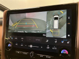 複数のカメラの映像をもとに、クルマを真上から見ているような映像をドライバーに提供し駐車をサポートする機能です。