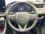 インテリアに合わせたデザインのステアリングは、運転される方のことも考え、運転しやすい形状、大きさです。是非一度、実際に触ってお確かめください。