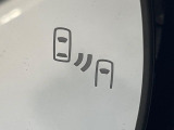 【ブラインドスポットモニター】走行中、ドアミラーの死角になりやすい箇所に後続車が接近するとサイドミラーのレンズに警告を表示!ドライバーに注意喚起をしてくれます。