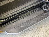 メーカーオプションの【ユニバーサルステップ】を装備。スライドドアと連動したステップにより、小さなお子様の乗り降りがし易くなります♪