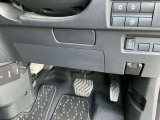 ご家族の方にぴったりな両側オートスライドドアを装備しております^o^お買い物時に両手がふさがってしまう際も自動でドアの開閉が可能なためとても便利です!可能なためとても便利です!