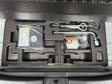 トランクルームのフタを開けると付属の車載工具がございます(^^) 必要に応じて買い足していただくことも可能です!