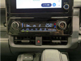 左右独立オートエアコン装備。運転席・助手席でそれぞれお好みの温度設定が可能です。