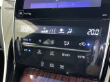 左右独立温度コントロールフルオートエアコンです。運転席、助手席それぞれで独立して温度設定ができます。冷え性の方が乗っても安心ですね♪