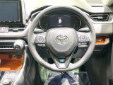 インテリアに合わせたデザインのステアリングは、運転される方のことも考え、運転しやすい形状、大きさです。是非一度、実際に触ってお確かめください。