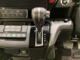 CVT車のセレクトレバーです。低速から高速まで、変速ショックのないスムーズな走りを実現するとともに、エンジン効率のよい領域を維持することで燃費にも貢献します。