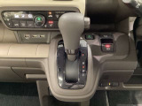 CVT車のセレクトレバーです。低速から高速まで、変速ショックのないスムーズな走りと、エンジン効率のよい領域を維持して燃費にも貢献します。サイドブレーキはスイッチ操作の電子制御パーキングブレーキです。