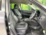 運転席まわりには十分なスペースがあり、大柄な方でもゆったり運転していただける環境です。