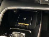 スマートフォンの充電ができるワイヤレス充電器が付いてます☆