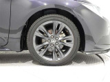 アルミホイールを装備、タイヤサイズは215/45R17です。